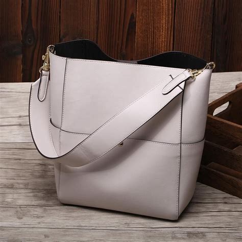 White Leather bag with shoulder strap 